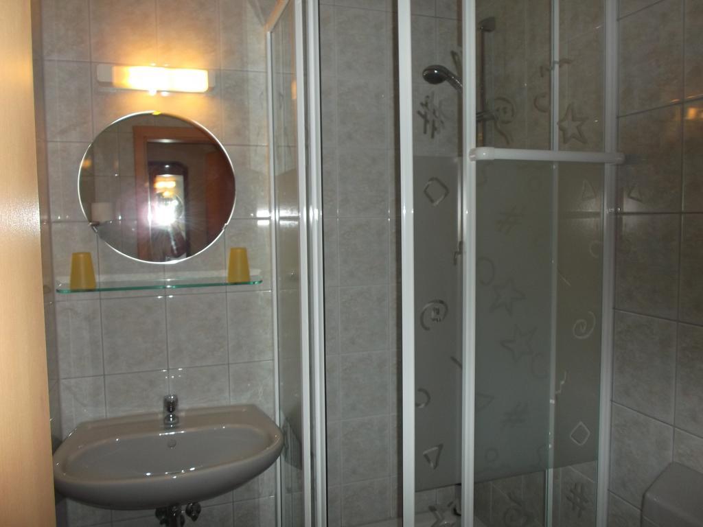 Gasthof Lindenkrug Broderstorf Exteriör bild